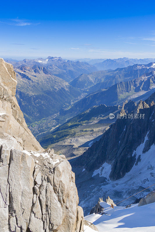 勃朗峰冰川从法国阿尔卑斯山脉的Aiguille du Midi俯瞰